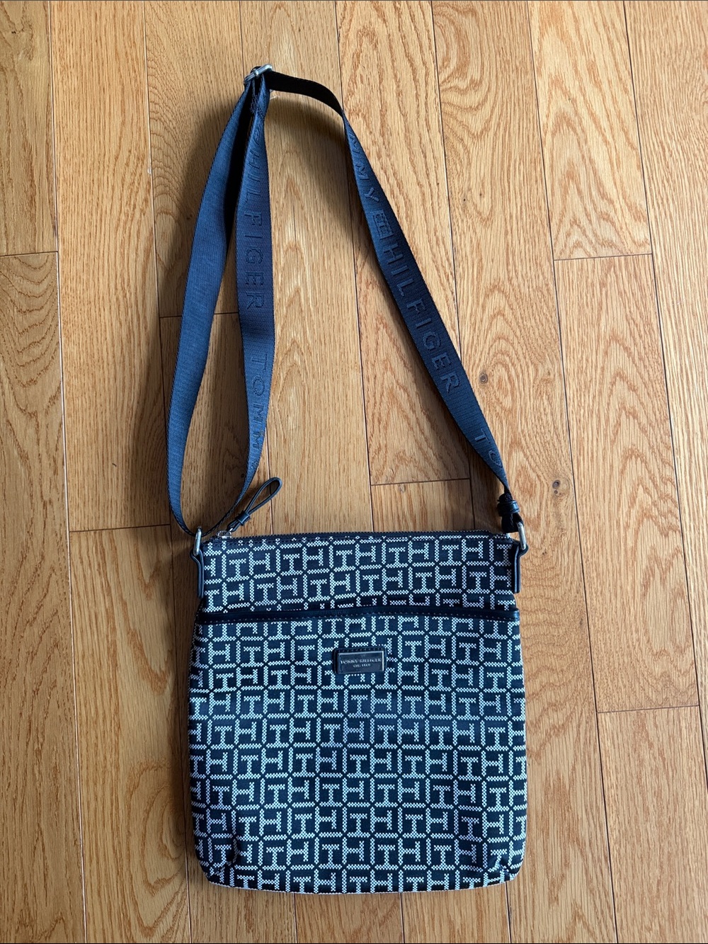 Like new Tommy Hilfiger crossbody